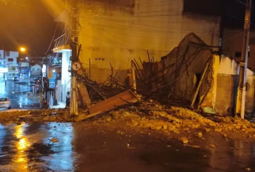 Prédio antigo desaba após fortes chuvas em Medeiros Neto; ninguém fica ferido